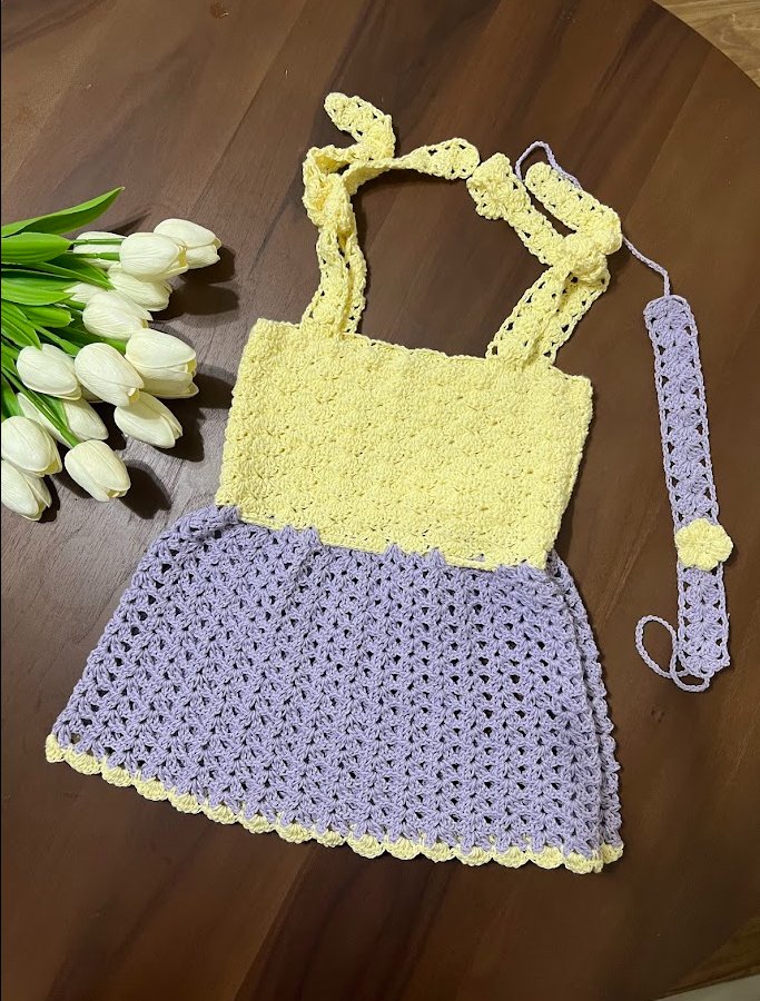 The two-tone skirt showing the shell and V-stitch textures