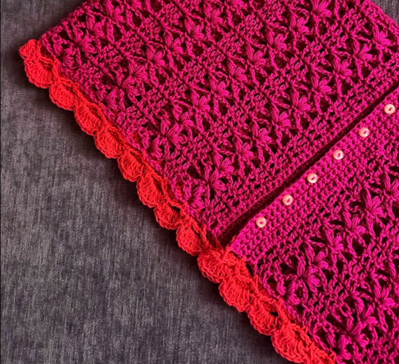 Close-up of the red scalloped shell border